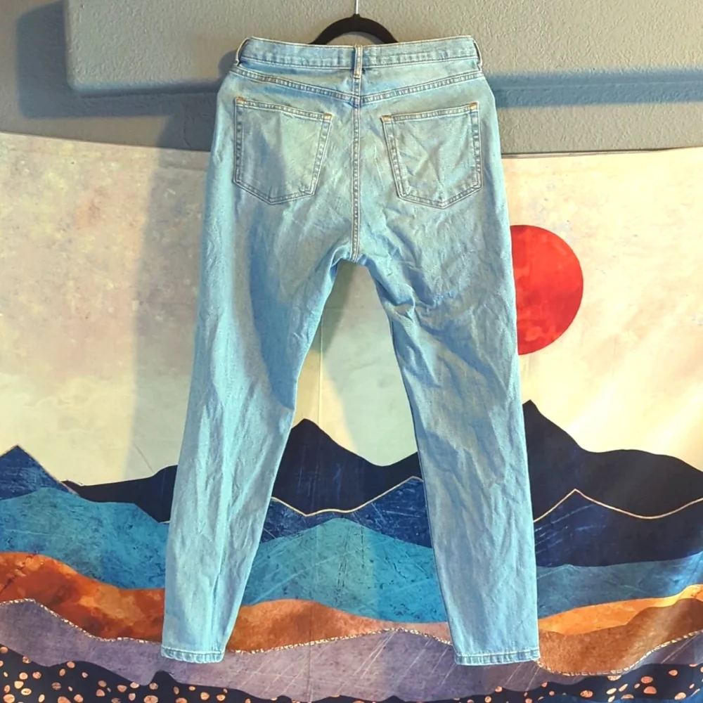 Everlane Original Cheeky Jean in Stone-washed Sky - Picture 6 of 16